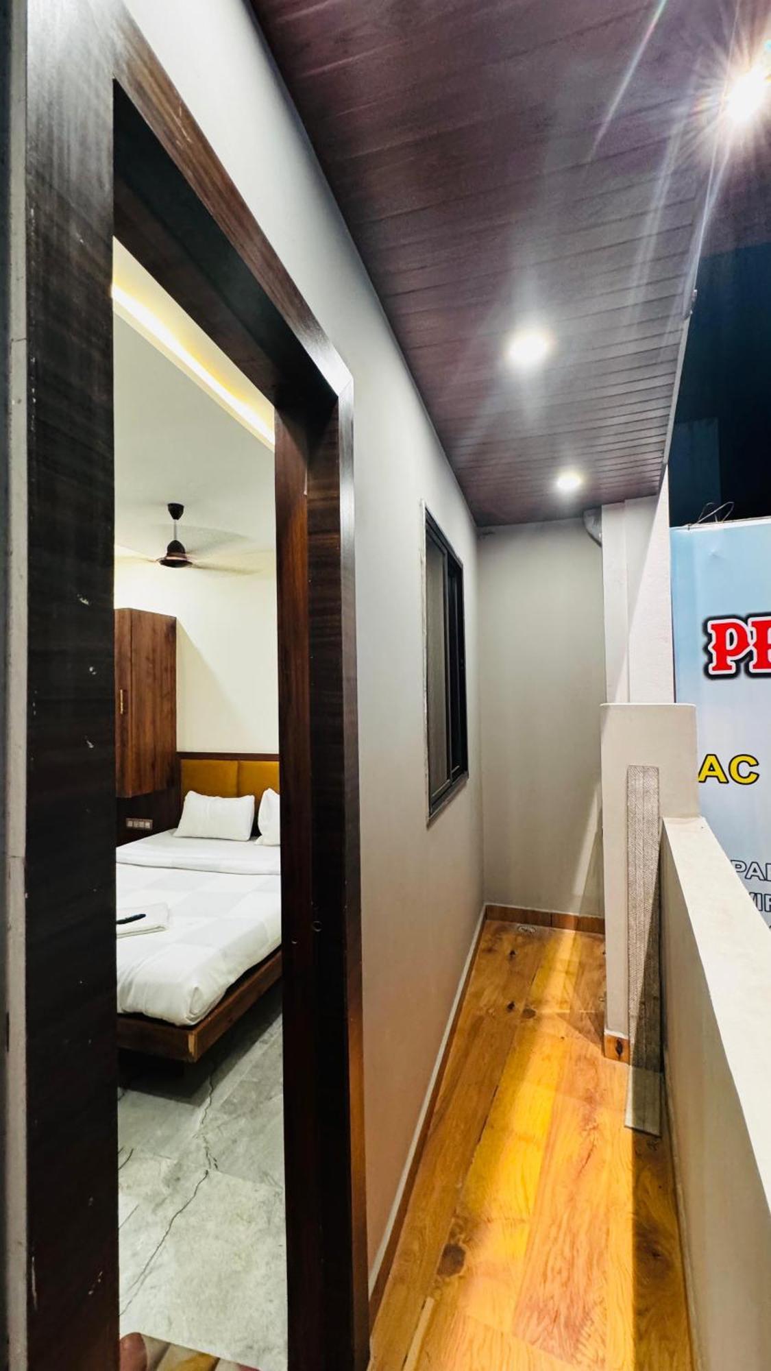 Hotel Prakasham Ujjain Exteriör bild