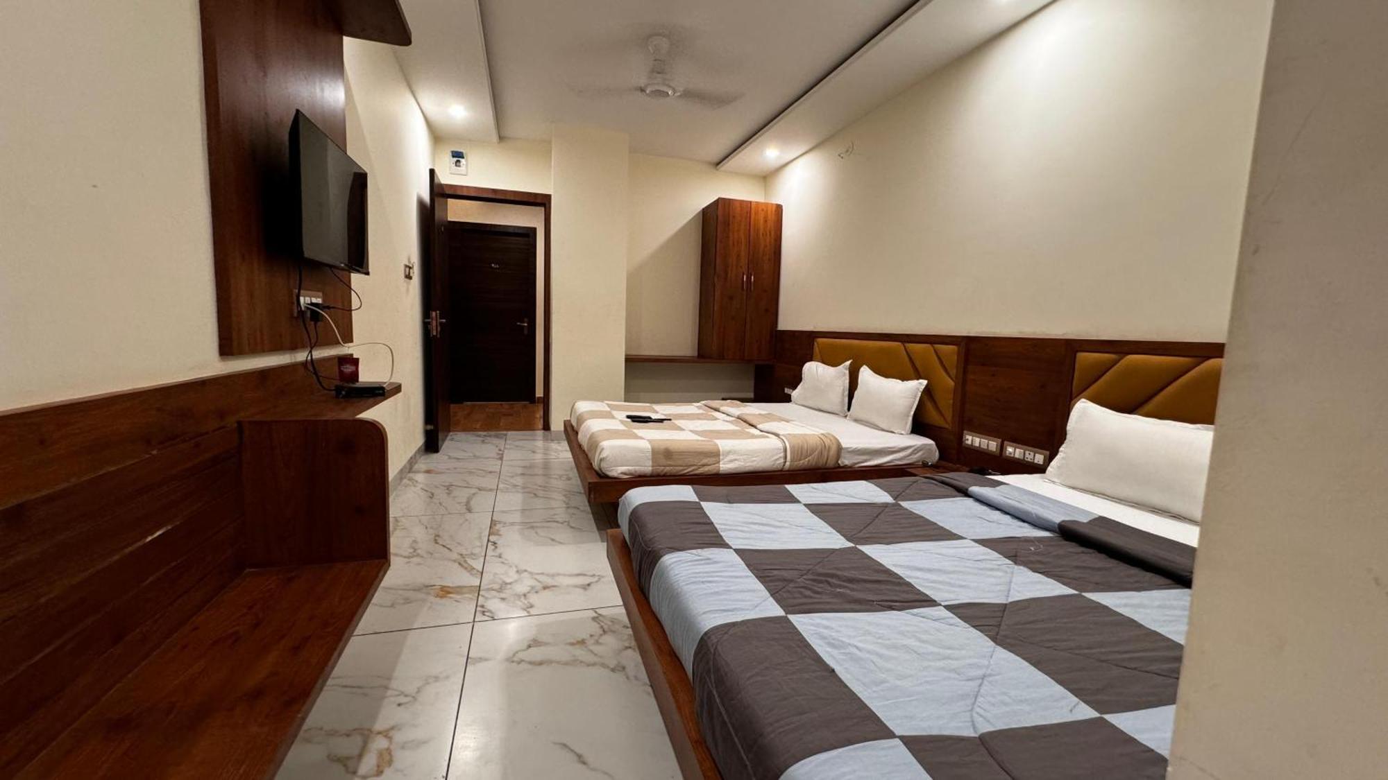 Hotel Prakasham Ujjain Exteriör bild