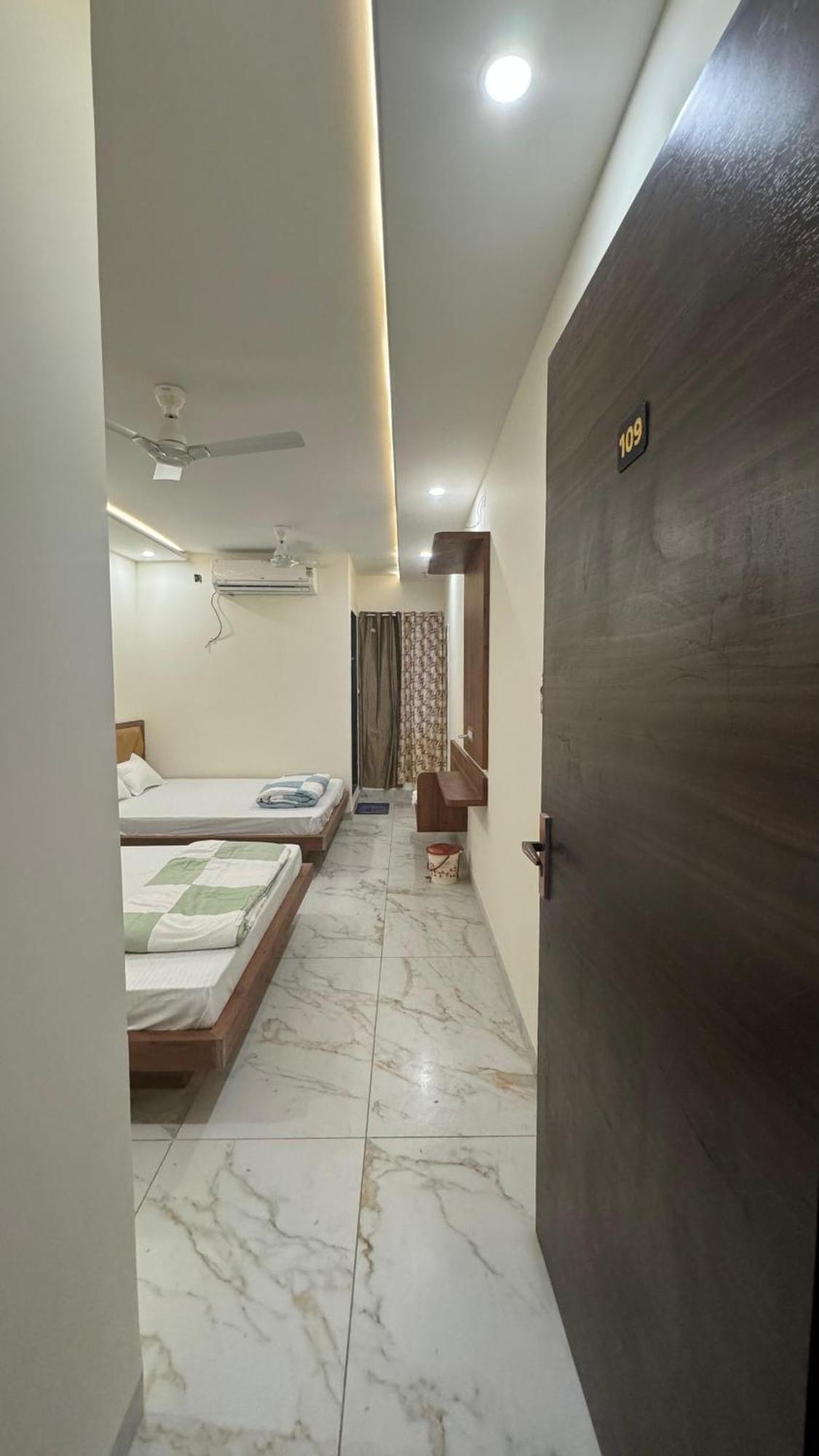 Hotel Prakasham Ujjain Exteriör bild
